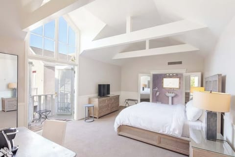 Wake up to airy vaulted ceilings and sunlit serenity.
