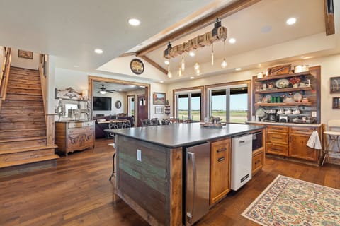 Kitchen & Dining