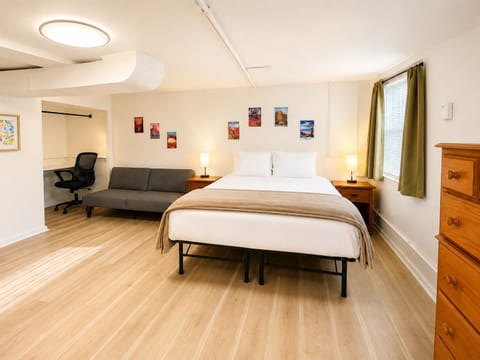 Spacious queen bedroom with Smart TV, dedicated workspace, and sofa. Perfect for visiting Zion, Bryc