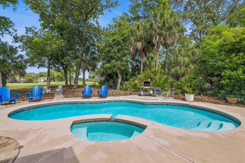 HOST & HOME presents… 22 Heath Drive! Escape to this retreat in Palmetto Dunes, where unforgettable memories await.