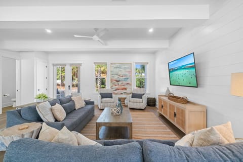 Beautiful Open Concept Living Room - Plenty of Seating for All