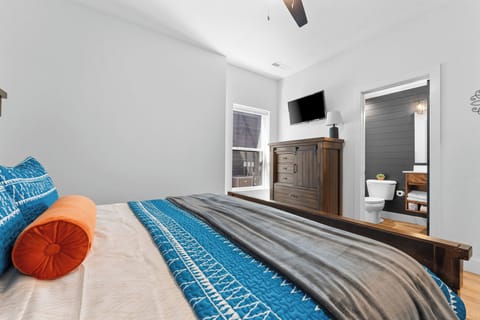 Lower level king bed with ensuite bathroom