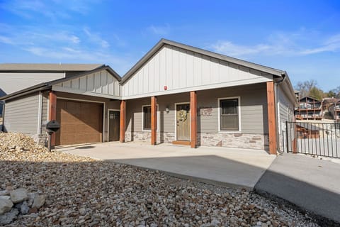 Welcome to Lakeside Dreamin!  Garage for owner use only 