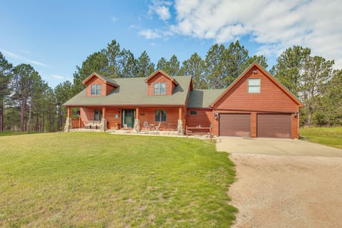 Custer Vacation Rental | 4BR | 3.5BA | 2 Steps Required | 2,500 Sq Ft