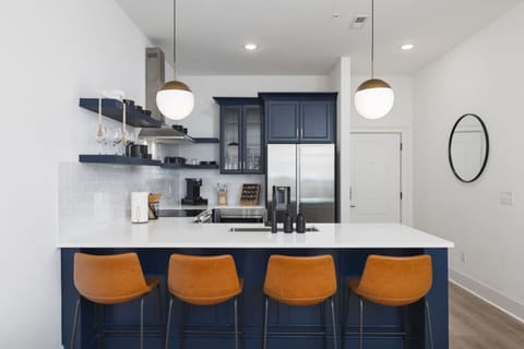 Condo 1 - Seating for 4 at the kitchen counter. Fully-equipped kitchen suitable for any chef!