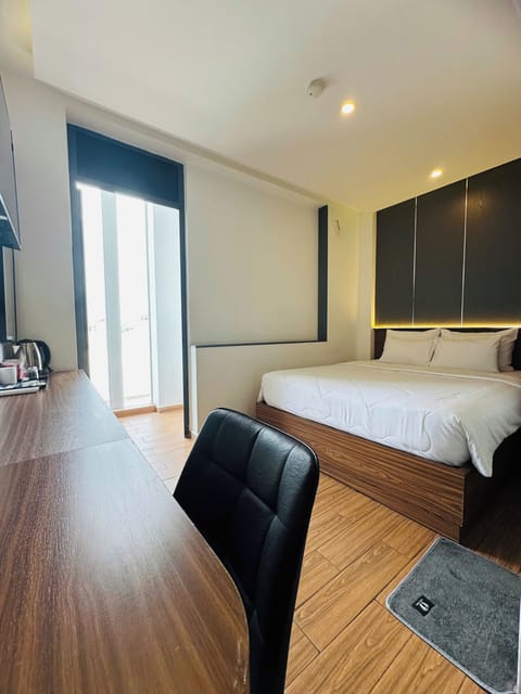Deluxe Double Room Single Use, 1 Large Twin Bed, City View | Living area | 30-inch Smart TV with cable channels