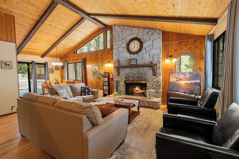 Standard House, 3 Bedrooms, Patio, Mountainside | Living room | 40-inch Smart TV with digital channels