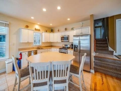 Four seats by the counter, perfect for a family breakfast!
