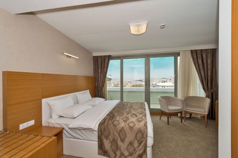 Grand Studio Suite | Desk, laptop workspace, free WiFi