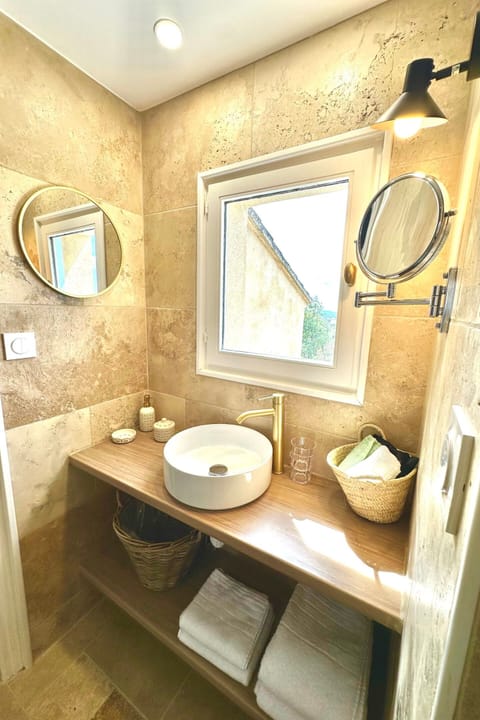 Classic Room | Bathroom | Shower