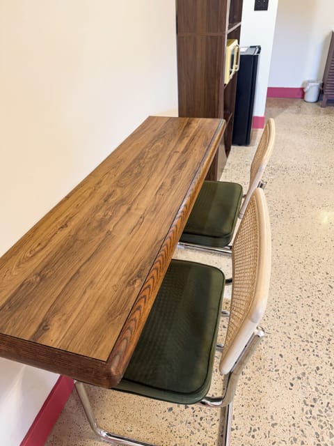 Desk/bar area for working or sitting