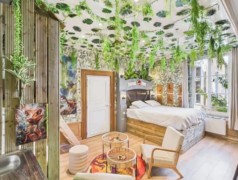 Deluxe Room, City View | Living area