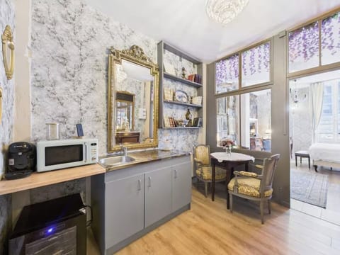 Basic Room, City View | Dining room