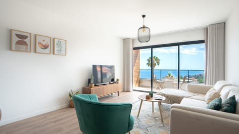 Unwind in the bright living room featuring a Smart TV and direct access to the balcony, where stunning Atlantic Ocean views create the perfect setting for every moment.
#HyggeMadeira #OceanView #LovelyStay