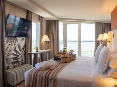 1 King Bed, Presidential Suite, Balcon | Premium bedding, minibar, in-room safe, individually decorated
