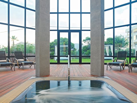 Indoor spa tub