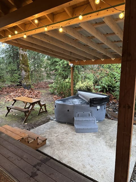New Covered Patio, Hot Tub, Picnic Table!!
