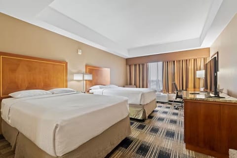 2 Premium Queen-size Beds with high-thread-count Linens, Dedicated Workspace, TV