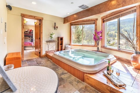 Condo (4 Bedrooms) | Property amenity