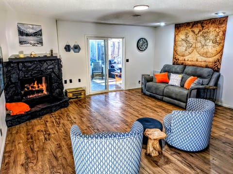 Living Room w Fireplace and Big Screen TV