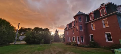 HUNTING MANOR