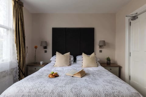 Stylish 4-Bedroom Townhouse in the Heart of Bath Apartment in Bath