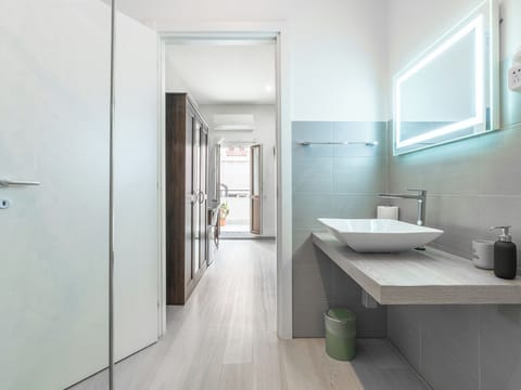 Deluxe Double Room, Balcony, City View | Bathroom | Bathrobes