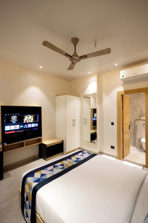 Memory foam beds, in-room safe, desk, laptop workspace