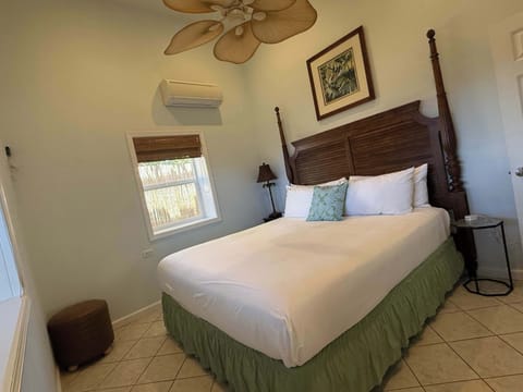 King Bed with views of the ocean, garden and island of Molokai. AC comfort. 