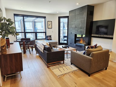 Home Decor, Furniture, Indoors, Living Room, Floor