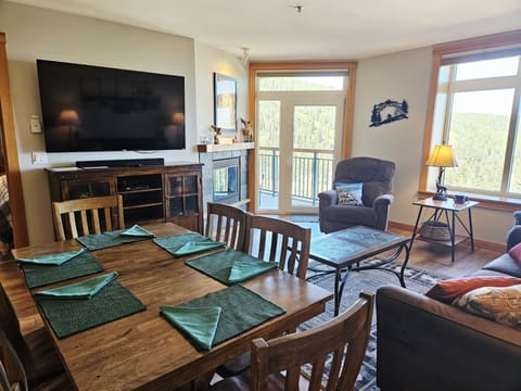 Furniture, Indoors, Living Room, Screen, Table