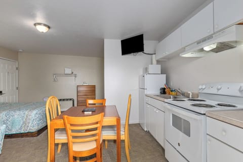 Deluxe Double Room, Patio, Lake View | Private kitchen | Mini-fridge, microwave