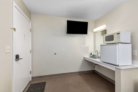 Comfort Single Room, 1 Double Bed, Lake View | Private kitchenette | Mini-fridge, microwave