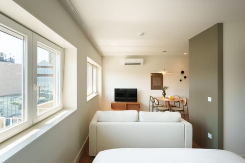 Modern and well-equipped studio at Bom Sucesso Executive Flats by Feel Porto, ideal for urban getaways or business trips.