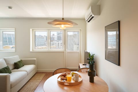 Cozy apartments with balconies overlooking the Bom Sucesso Market. This accommodation offers the perfect setting for a romantic getaway to Porto.