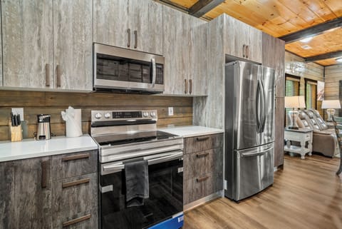 Stainless steel appliances and countertop essentials for all cooking needs!
