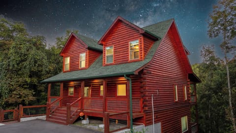 Peaceful Smoky Mountain home wrapped in scenic night skies!