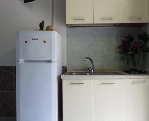 Standard Studio | Private kitchen | Fridge, stovetop, cookware/dishes/utensils