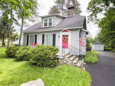 The front of the house welcomes you to a cozy, restful stay. 