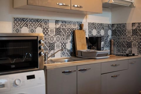 Cuisine équipée d'un vrai four!Plaque de cuisson OkHotte OkCafetière...