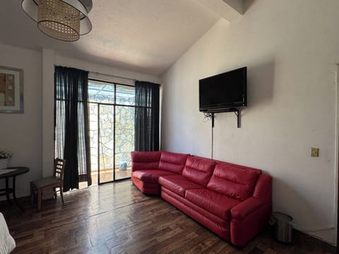 Senior Studio Suite | Desk, free WiFi, bed sheets