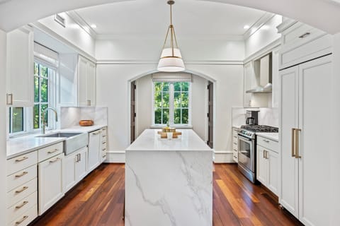 Beautiful kitchen to make a chef's meal!