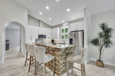 Fully equipped kitchen with everything you need for cooking at home during your Naples vacation