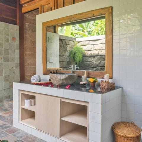 Deluxe Double Room, Balcony, Pool View | Bathroom | Shower, rainfall showerhead, towels, soap