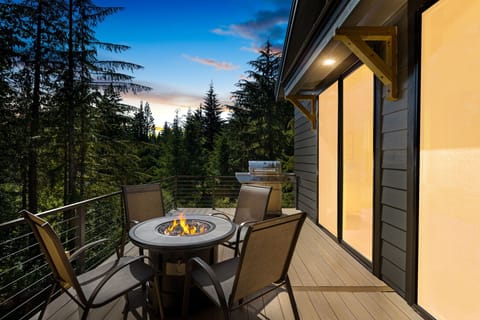 Our mountain hideaway boasts unparalleled views! S'more fun under the stars! Our deck's fire pit is calling your name for cozy evenings and marshmallow roasting.