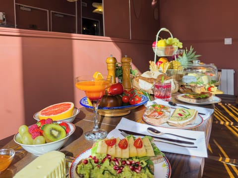 Daily continental breakfast (EUR 15 per person)