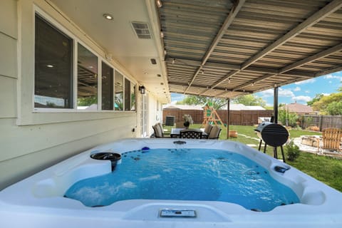 Enjoy our amazing private hut tub with your family and friends! 