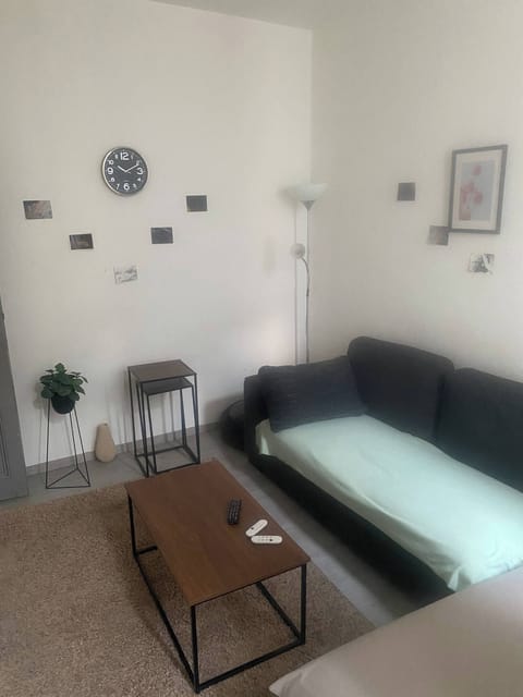Apartment, 1 Bedroom, Accessible, Smoking | Living room