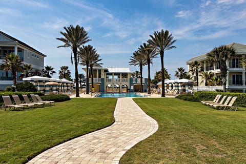 Resort days made easy. 🌴🏖️
Stroll down the palm-lined path to Cinnamon Beach Club—sparkling oceanfront pool, loungers, umbrellas, and that “we’re on vacation” feeling the second you arrive.
