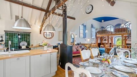 Set the table and gather your guests for elegant evening meals and quick hearty breakfasts before going for a long walk.